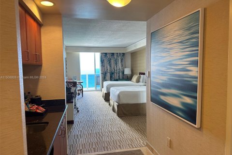 Hotel en venta en Sunny Isles Beach, Florida, 51.19 m2 № 925071 - foto 19