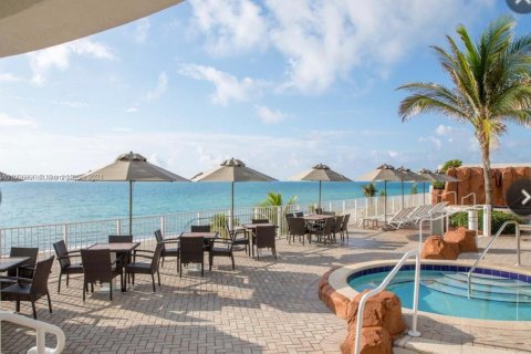 Hotel en venta en Sunny Isles Beach, Florida, 51.19 m2 № 925071 - foto 13