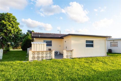 Villa ou maison à vendre à Tamarac, Floride: 2 chambres, 98.66 m2 № 1216065 - photo 12