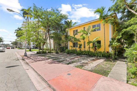 Commercial property in Miami Beach, Florida 397.44 sq.m. № 1270534 - photo 2