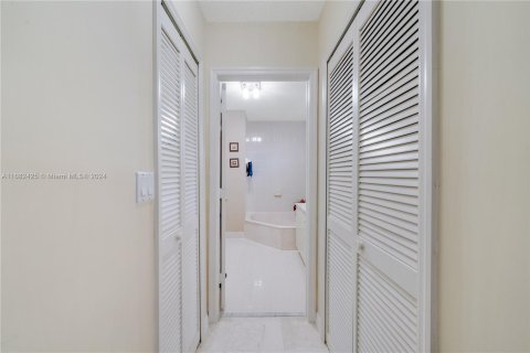 Casa en venta en Miami, Florida, 4 dormitorios, 181.16 m2 № 1415293 - foto 8