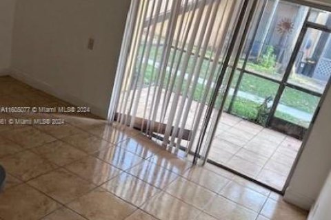 Copropriété à vendre à Tamarac, Floride: 2 chambres, 94.11 m2 № 1239091 - photo 4