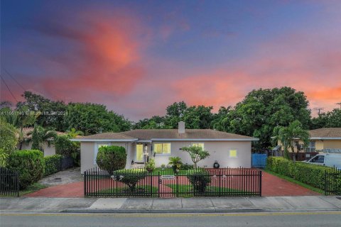 Villa ou maison à vendre à Miami, Floride: 4 chambres, 161.37 m2 № 1375460 - photo 2