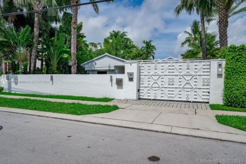 House in Miami Beach, Florida 5 bedrooms, 333.43 sq.m. № 1395181 - photo 18