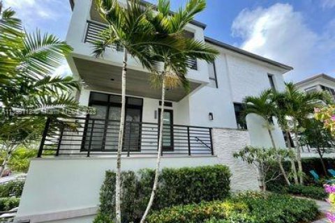 Villa ou maison à vendre à Doral, Floride: 4 chambres, 264.21 m2 № 303481 - photo 1