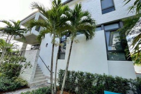 Villa ou maison à vendre à Doral, Floride: 4 chambres, 264.21 m2 № 303481 - photo 2