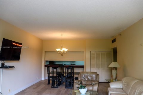 Condo in Key Biscayne, Florida, 2 bedrooms  № 1272840 - photo 7