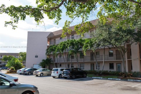 Condo in Sunrise, Florida, 2 bedrooms  № 1310704 - photo 1