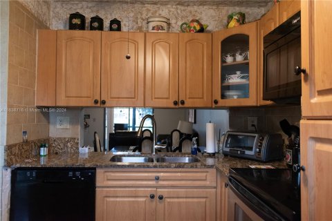 Condo in Sunrise, Florida, 2 bedrooms  № 1310704 - photo 7