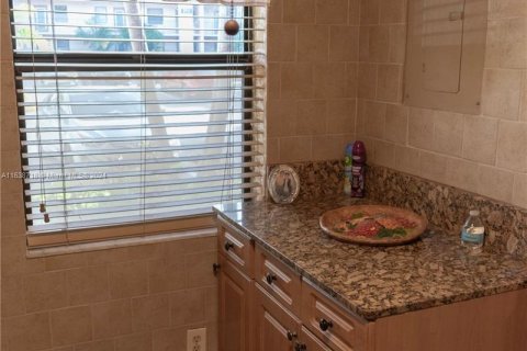 Condo in Sunrise, Florida, 2 bedrooms  № 1310704 - photo 3