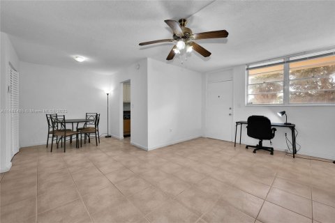 Copropriété à vendre à North Miami, Floride: 1 chambre, 67.35 m2 № 829871 - photo 2