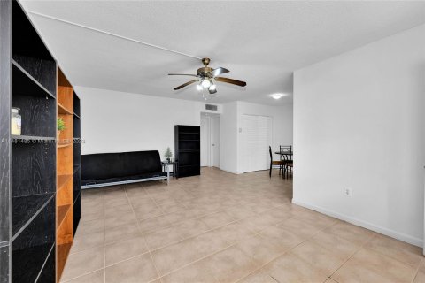 Condominio en venta en North Miami, Florida, 1 dormitorio, 67.35 m2 № 829871 - foto 5
