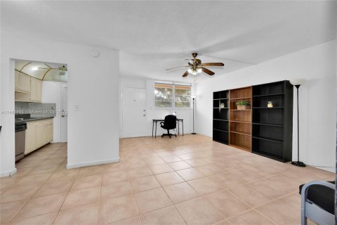 Condominio en venta en North Miami, Florida, 1 dormitorio, 67.35 m2 № 829871 - foto 3