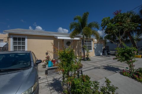 Casa en venta en Lake Worth, Florida, 4 dormitorios, 206.8 m2 № 1179435 - foto 13