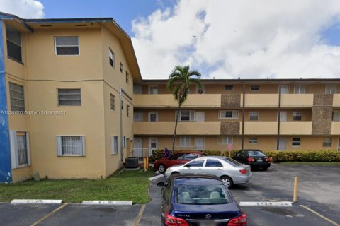 Condominio en venta en Hialeah Gardens, Florida, 1 dormitorio, 59.83 m2 № 967505 - foto 2