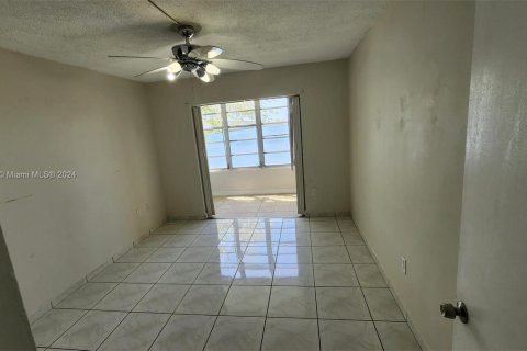 Condominio en venta en Hialeah Gardens, Florida, 1 dormitorio, 59.83 m2 № 967505 - foto 23