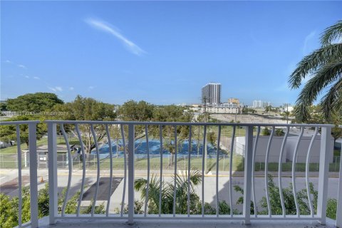 Condo in North Bay Village, Florida, 2 bedrooms  № 1404741 - photo 25