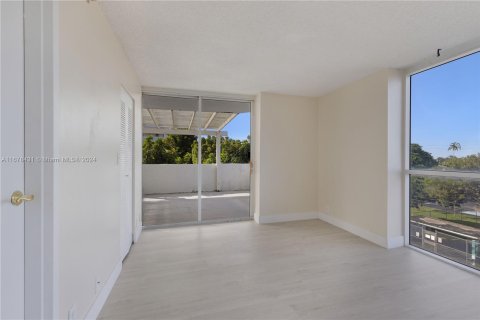 Condo in North Bay Village, Florida, 2 bedrooms  № 1404741 - photo 22