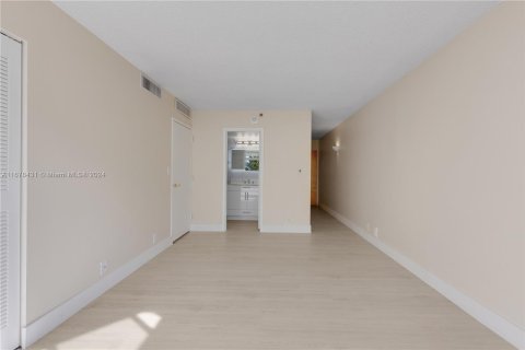 Condo in North Bay Village, Florida, 2 bedrooms  № 1404741 - photo 15