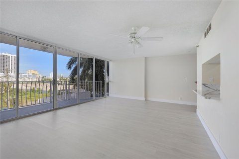 Condo in North Bay Village, Florida, 2 bedrooms  № 1404741 - photo 6