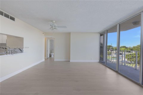 Condo in North Bay Village, Florida, 2 bedrooms  № 1404741 - photo 4