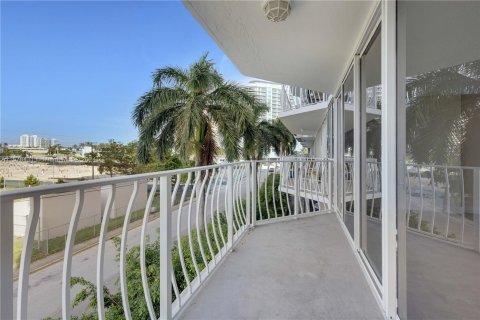 Condo in North Bay Village, Florida, 2 bedrooms  № 1404741 - photo 26