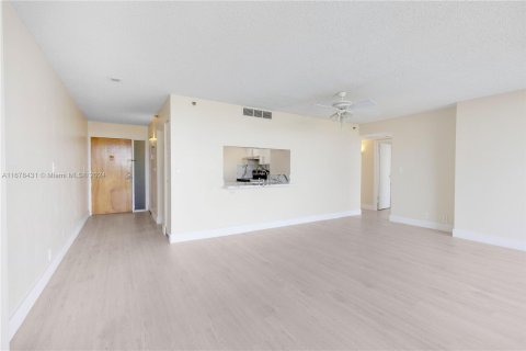 Condo in North Bay Village, Florida, 2 bedrooms  № 1404741 - photo 8