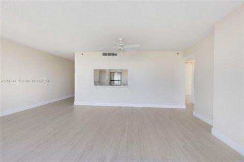 Condo in North Bay Village, Florida, 2 bedrooms  № 1404741 - photo 7