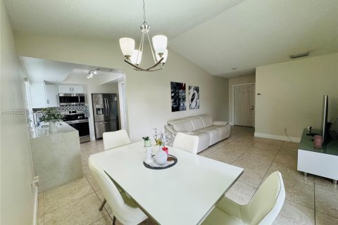 Condo in Miami, Florida, 1 bedroom  № 1404701 - photo 4