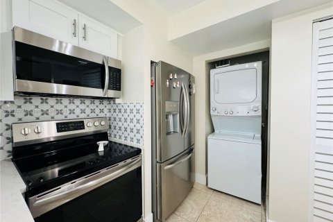 Condo in Miami, Florida, 1 bedroom  № 1404701 - photo 10