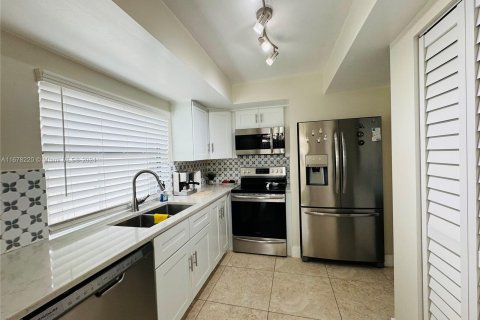 Condo in Miami, Florida, 1 bedroom  № 1404701 - photo 9