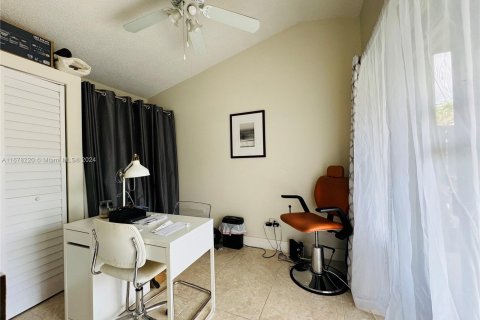 Condo in Miami, Florida, 1 bedroom  № 1404701 - photo 14