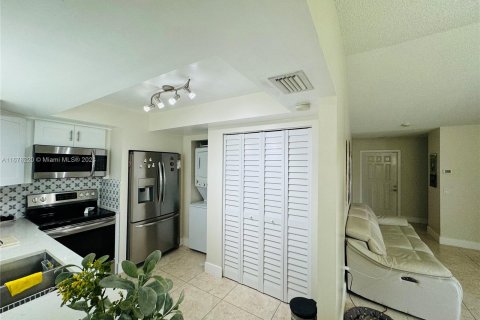 Condo in Miami, Florida, 1 bedroom  № 1404701 - photo 11