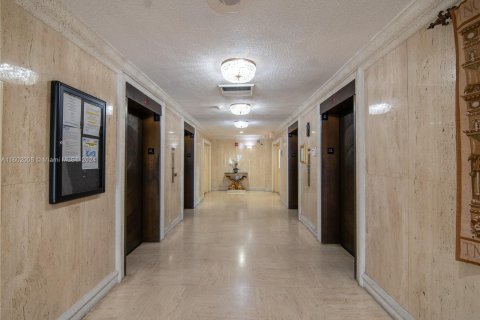 Condominio en venta en Hallandale Beach, Florida, 1 dormitorio, 92.9 m2 № 1220780 - foto 18