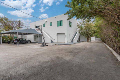 Propiedad comercial en venta en Miami, Florida № 876696 - foto 1