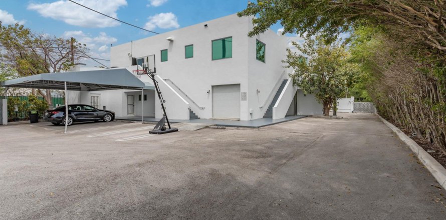 Commercial property in Miami, Florida № 876696