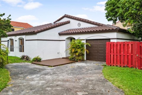 House in Miami, Florida 3 bedrooms, 127.46 sq.m. № 1389609 - photo 2