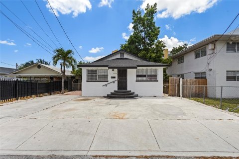 Casa en venta en Miami, Florida, 6 dormitorios № 1389611 - foto 3