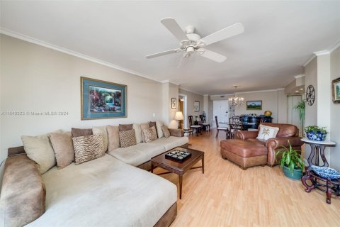 Condo in Hollywood, Florida, 2 bedrooms  № 1316698 - photo 17