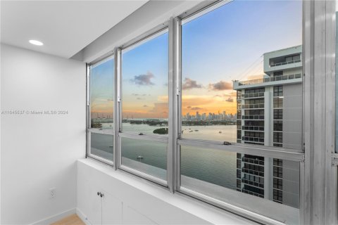 Condo in Miami Beach, Florida, 2 bedrooms  № 1345414 - photo 18