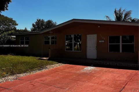 House in Hollywood, Florida 2 bedrooms, 124.86 sq.m. № 1332754 - photo 1