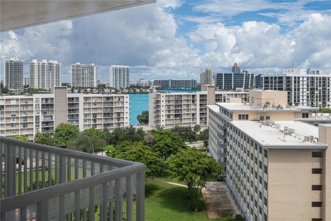 Condo in Sunny Isles Beach, Florida, 2 bedrooms  № 1332812 - photo 3