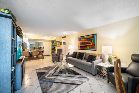 Condo in Sunny Isles Beach, Florida, 2 bedrooms  № 1332812 - photo 2