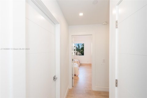 Condo in Key Biscayne, Florida, 2 bedrooms  № 1332405 - photo 18