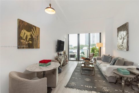 Condo in Miami, Florida, 1 bedroom  № 1004851 - photo 1