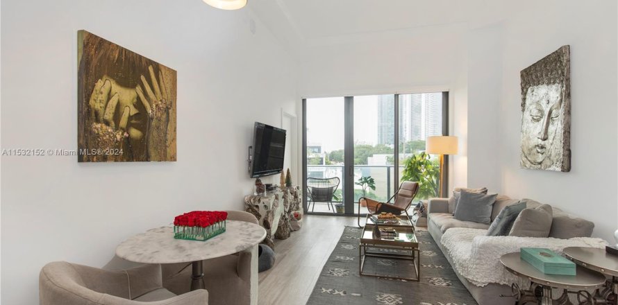 Condominio en Miami, Florida, 1 dormitorio  № 1004851