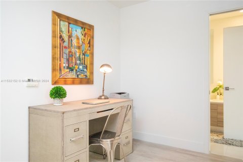 Condo in Miami, Florida, 1 bedroom  № 1004851 - photo 7