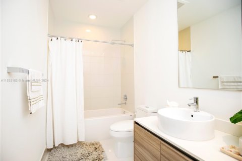 Condo in Miami, Florida, 1 bedroom  № 1004851 - photo 4