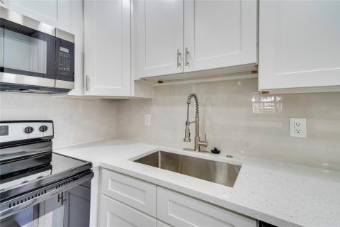 Condo in Delray Beach, Florida, 1 bedroom  № 945055 - photo 21