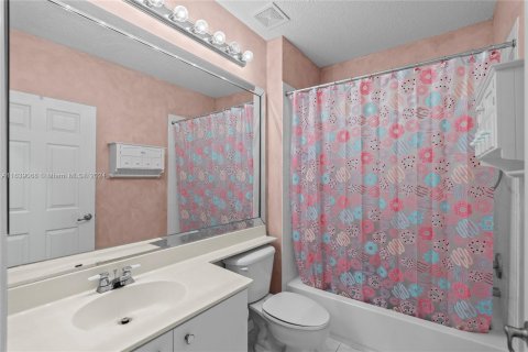 Condo in Tamarac, Florida, 2 bedrooms  № 1315694 - photo 9